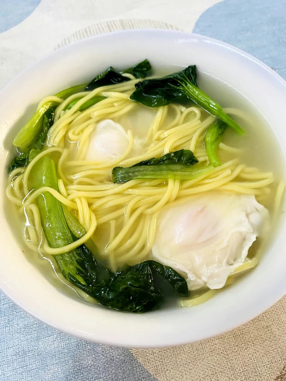 香港云吞面：从街头小吃到米其林推荐的美食传奇