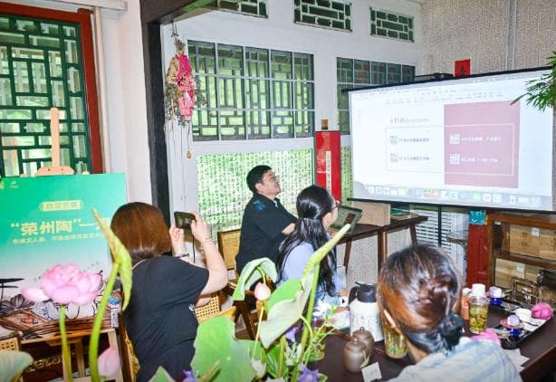 千年"荣州陶"的时代新故事：古陶融入现代诠释，文创助力非遗振兴