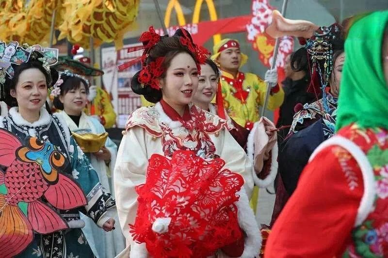 乌鲁木齐元宵社火展演：传统与创新的精彩碰撞