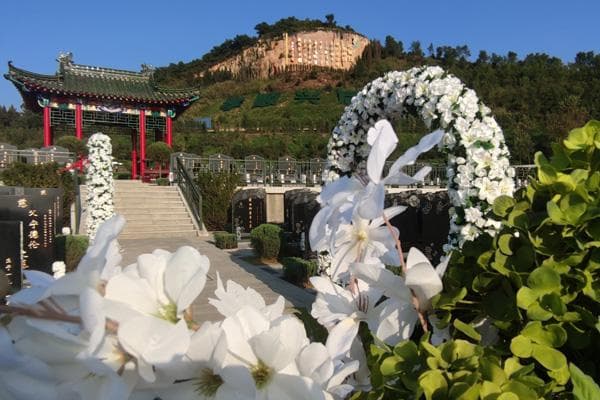 沈阳陵园的立碑双穴在设计上有什么寓意？