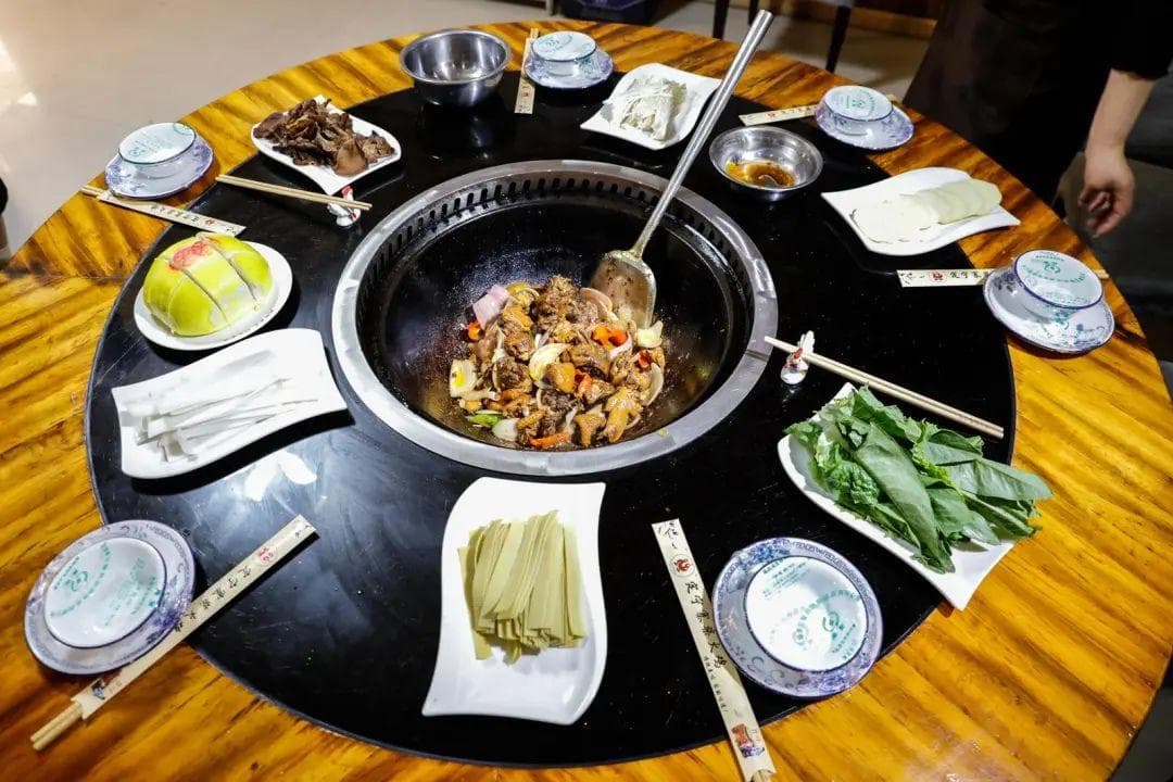 古浪柴火鸡：土灶木柴烹出醇香，溜达鸡配秘制调料成绝味