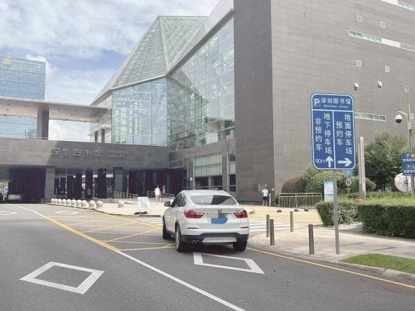 经营性停车场全覆盖，余位查询、终点导航“一键触通”