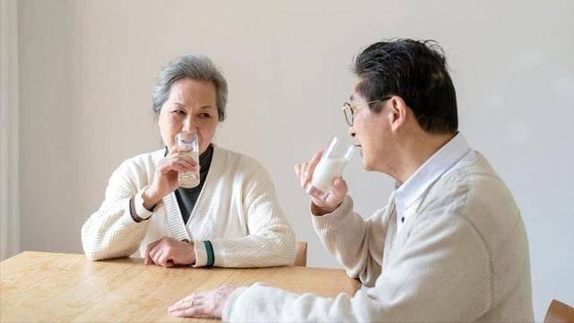 胆囊炎患者要远离牛奶？医生劝告：不想病情加重，尽量少喝这4物