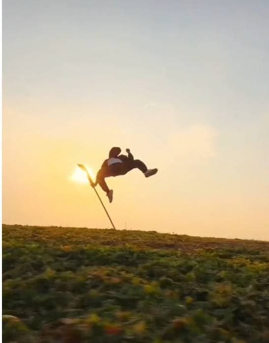 夕阳下舞刀的年轻人火上热搜，对话当事人： 武术教会我们不卑不亢