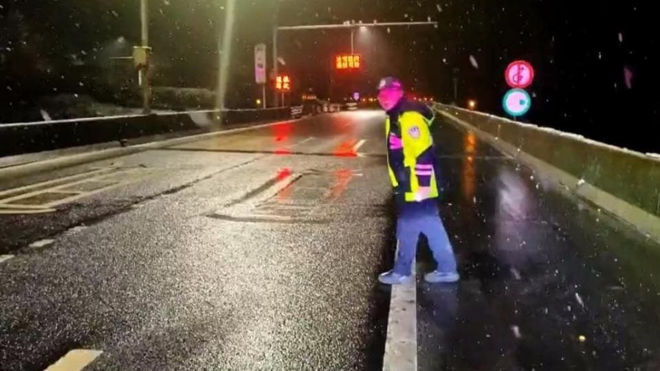 注意！雅西高速拖乌山、泥巴山路段持续低温降雪，道路已双向管控
