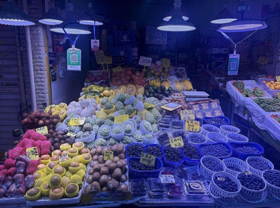 “没有对比就没有伤害！”昆明与北方水果摊大比拼 品种价格优势尽显