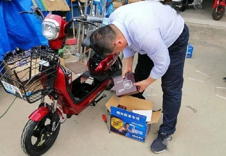 电动车充满电不拔，电瓶真的受伤了吗？三大因素揭秘电池寿命真相