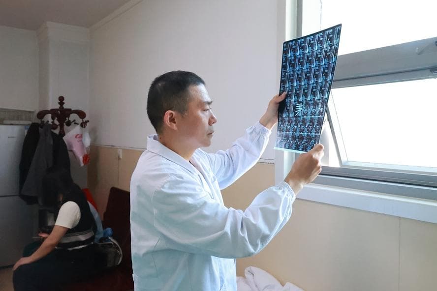 青少年脊柱侧弯问题增多，十堰人医整脊正骨疗法助康复