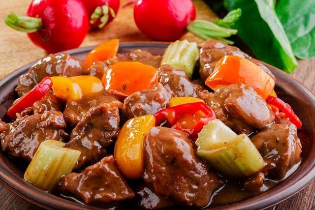 家常焖牛腩完整指南：从食材准备到出锅的全程烹饪秘诀