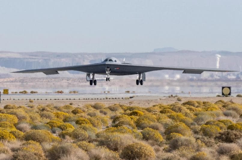 B-21“突袭者”隐形轰炸机试飞成功，或具备空优战机能力