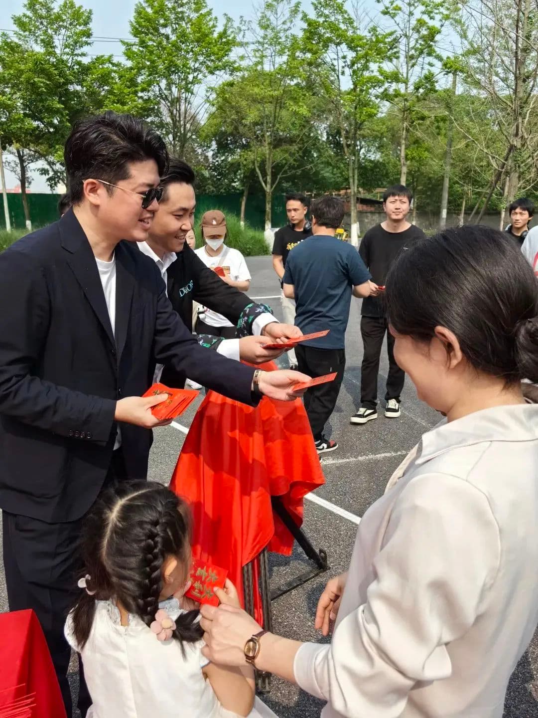 不上班行不行？甘做“工具人”的周星驰，隐身赚了3000万