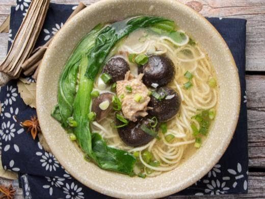 一碗暖心鸡汤面：老母鸡搭配香菇红枣，4步炖出浓香