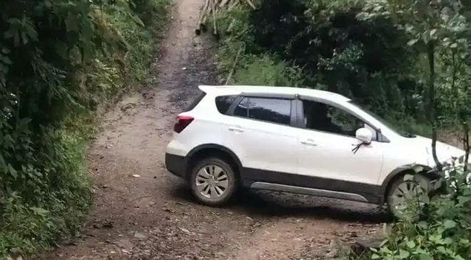乡村道路驾驶：应对复杂路况的实用策略指南