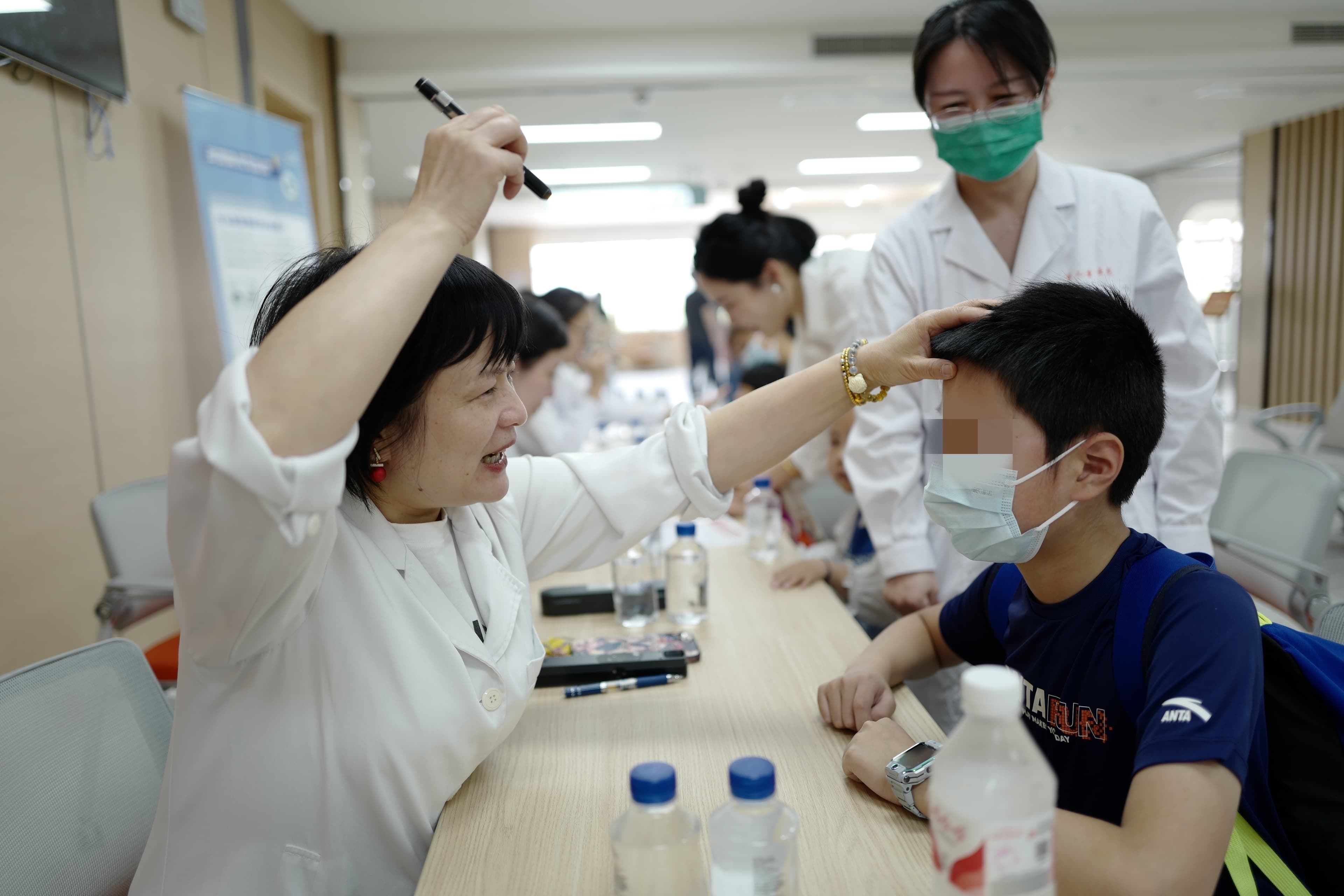 哪吒的“黑眼圈”警示： 开学季，别让过敏和坏习惯“盯”上孩子的眼睛