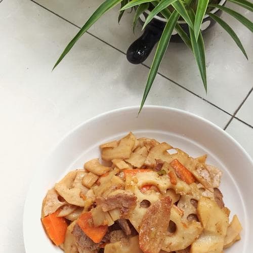 猪肉炒莲藕——营养丰富的美味佳肴（健康食谱，莲藕的美味搭配和烹调技巧）