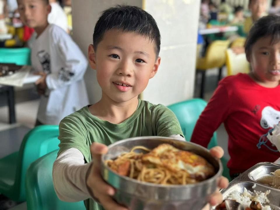 记者与杭州中小学生共进午餐，看校园餐如何变身“营养餐”？