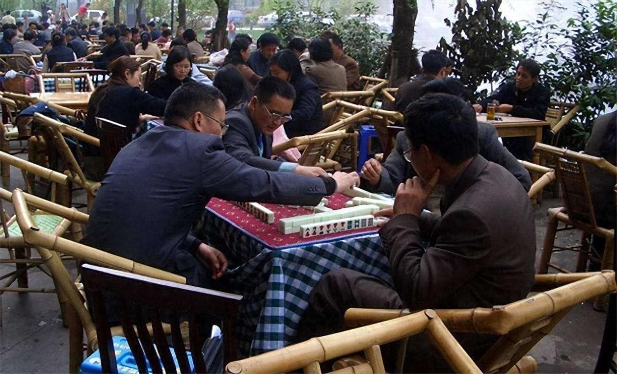 川渝地区麻将馆天天爆满，座无虚席，整天坐在里面的人靠啥谋生？