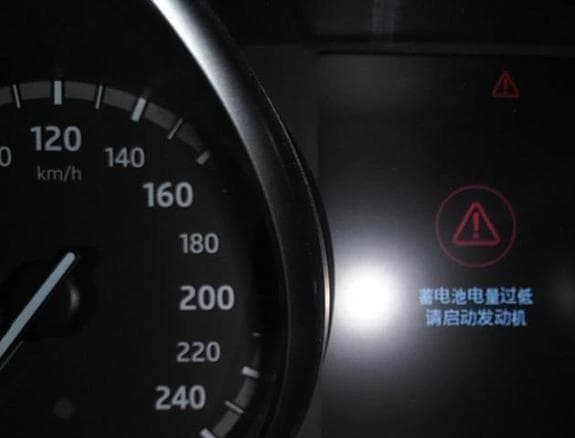 汽车电瓶搭电，到底是“先正极”还是“先负极”？搞错顺序要吃亏
