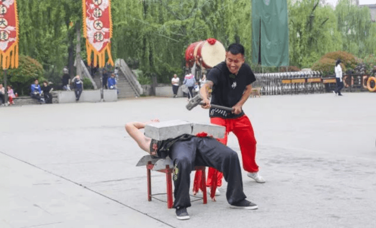揭秘鸡蛋的超强抗压力：两个简单实验带你探索力的奥秘