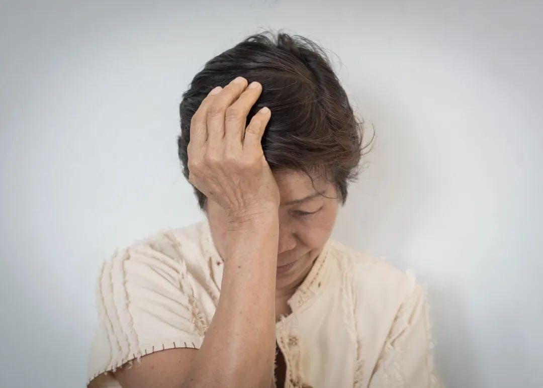 大脑开始萎缩身体会有3个表现，中老年要常吃补脑菜
