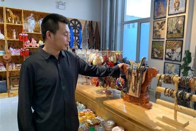 达斡尔族皮雕传承人杨莉蔡：守护传统技艺 传承民族文化