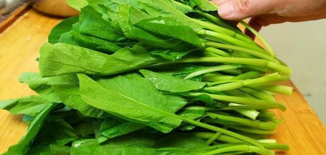 蒜蓉炒菜心就是这么简单，做法步骤教给你，清脆爽口，比饭店好吃