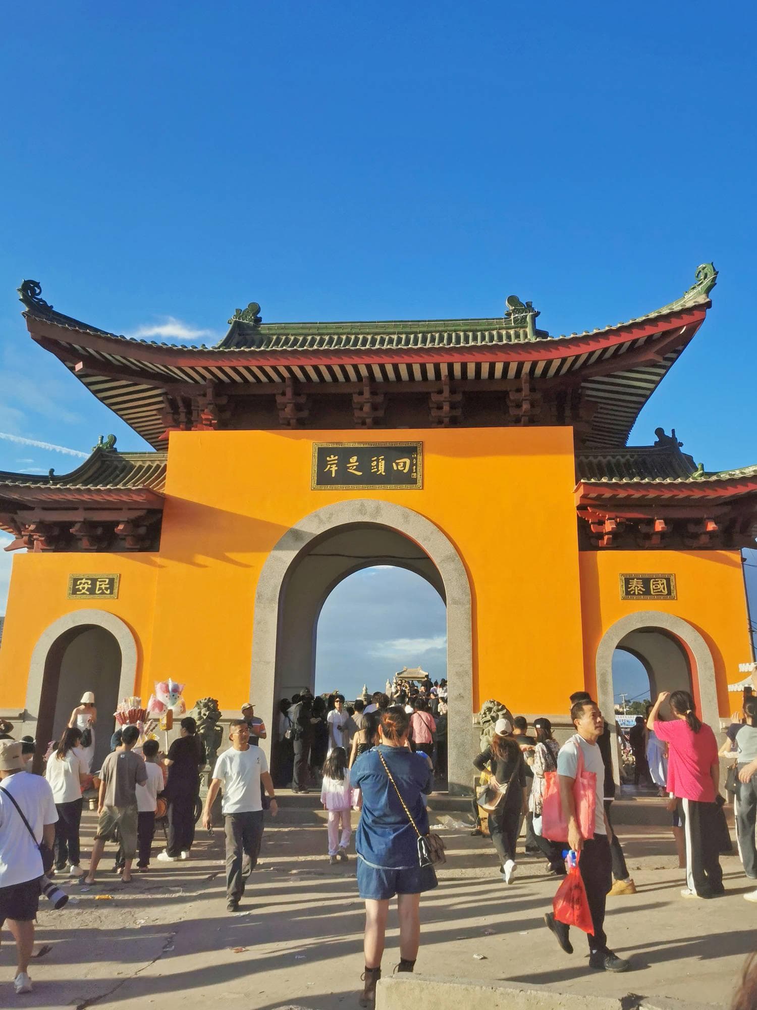 漂浮在海上的寺庙，随手一拍就能出大片，在福建泉州的石狮市