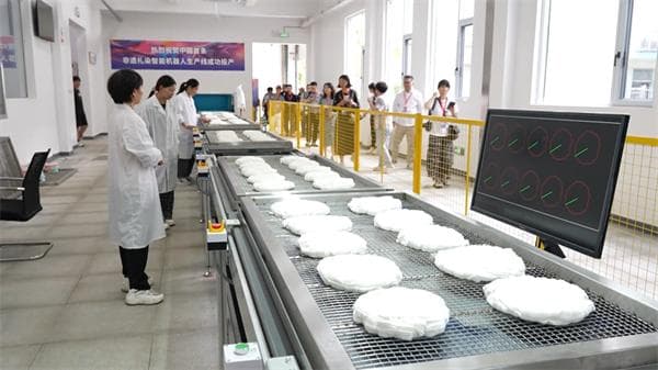 中国"纺织之乡"迎来国内首条非遗扎染智能机器人生产线