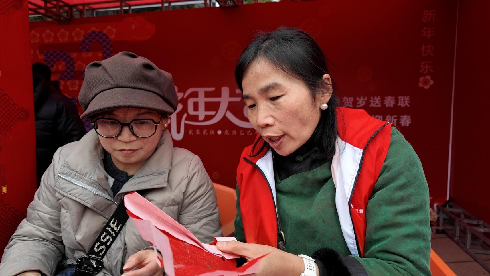岳阳汴河街春节庙会：剪窗花写春联 传统民俗“闹”新春