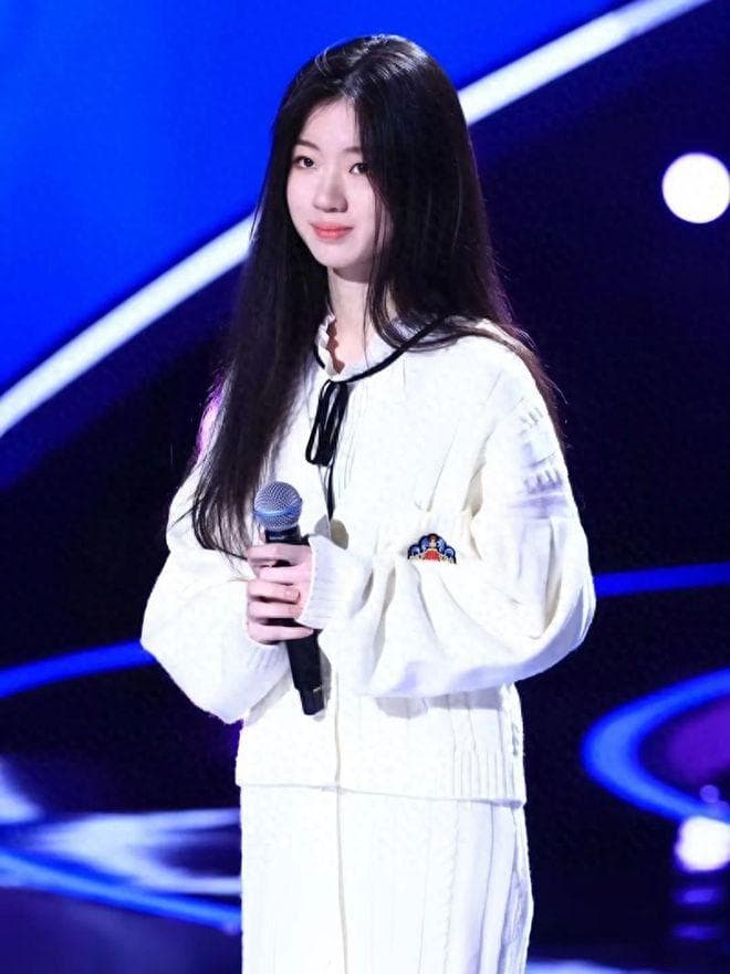 4年后的如今，再看22岁“天后”单依纯处境，李健预言果然应验了