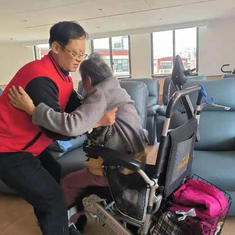万里街道为老服务“五步曲”：以社区为平台，打造家门口的幸福“养老圈”