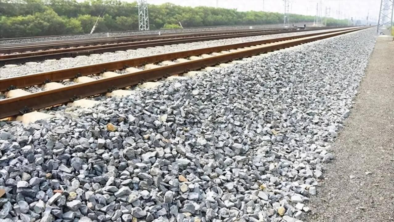 都是铁轨，为啥火车轨道铺满碎石，高铁轨道却一块石头都看不到？