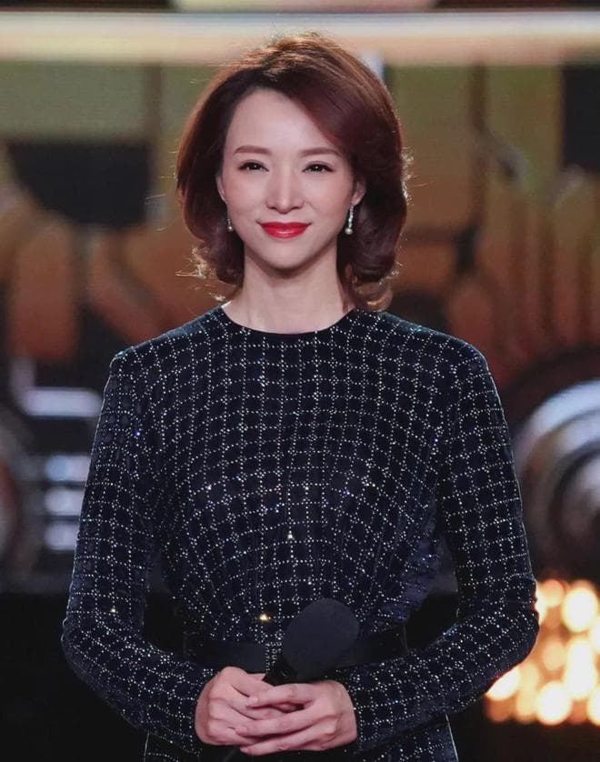 董卿隐退4年，从“央视一姐”到全职妈妈，如今携子低调复出！