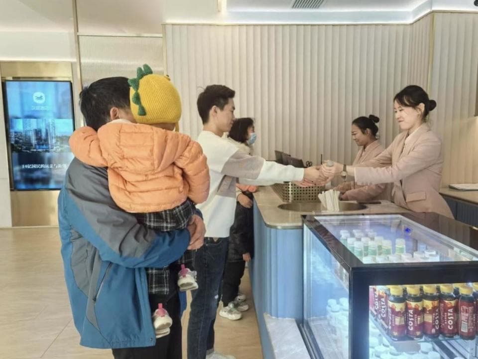 返乡客涌入县城酒店：“性价比很高，还能简化处理复杂亲戚关系”