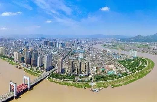 全国首个"镇改市"龙港这五年：党政机构"瘦身"后如何运转