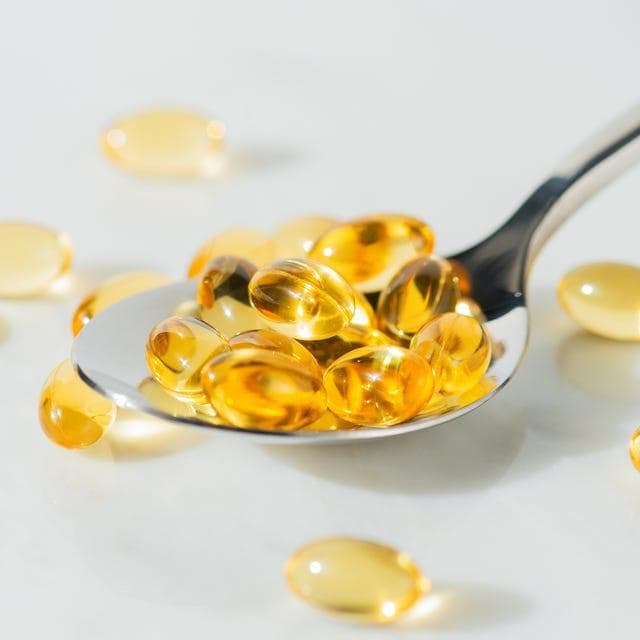 鱼油的功效与使用指南：8大功效、5类人不宜食用及选购要点