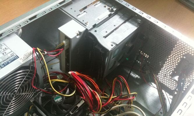 教你轻松拆除台式电脑硬盘（拆除台式电脑硬盘的步骤及注意事项）