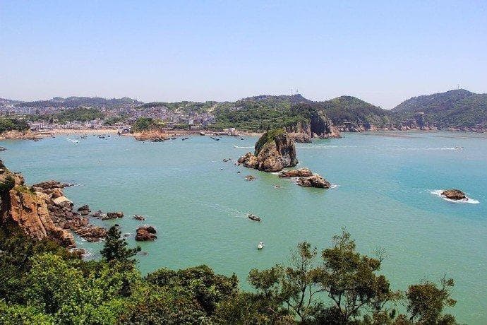 半屏山，也称半屏岛、半面山，位于温州瓯江口外的洞头区
