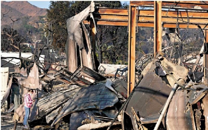 美国加州洛杉矶山火已致11人死亡，逾1.3万栋建筑被毁