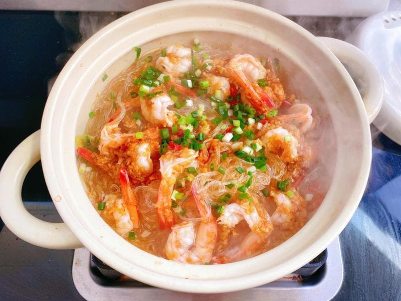 蒜蓉鲜虾粉丝煲：不吃辣也能嗨起来的美味佳肴