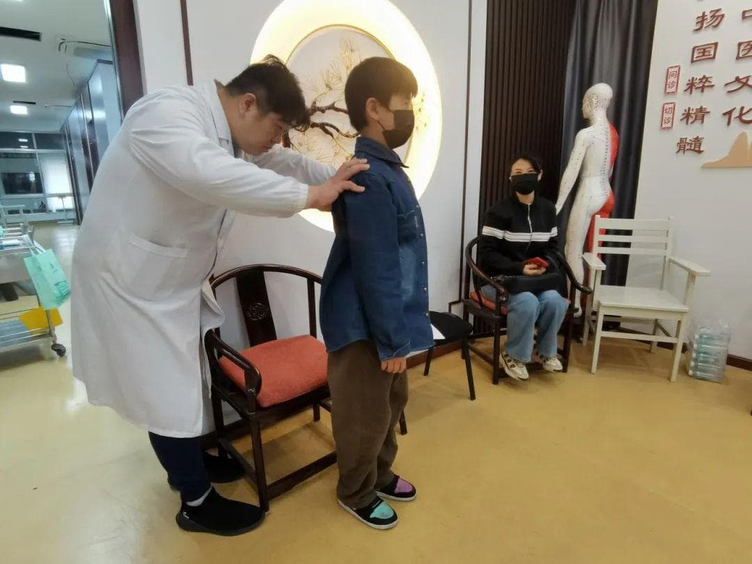 青少年脊柱侧弯，筛查是关键！家长在家可以这样做