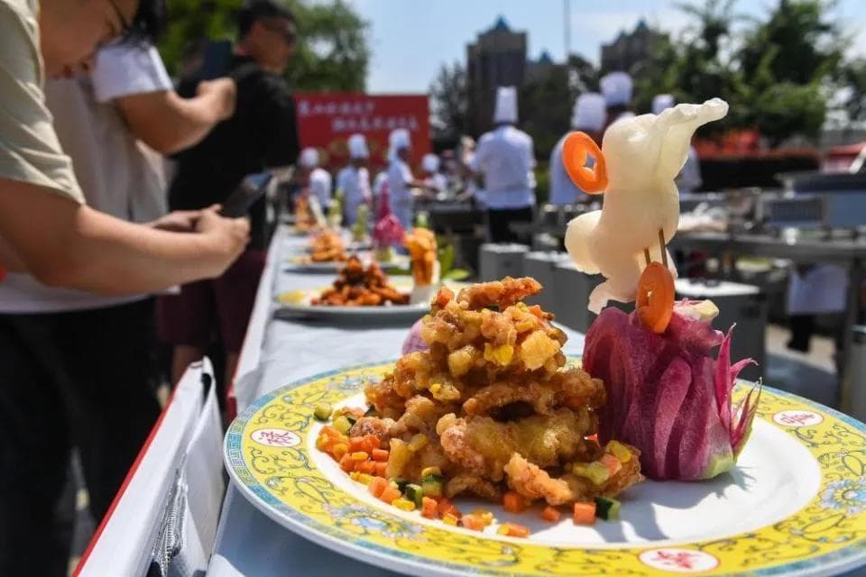 一道锅包肉，引出百年东北往事