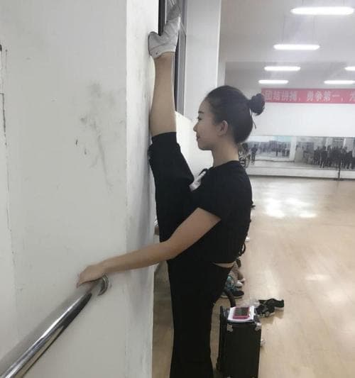 一字马的正确锻炼方法（通过科学训练）