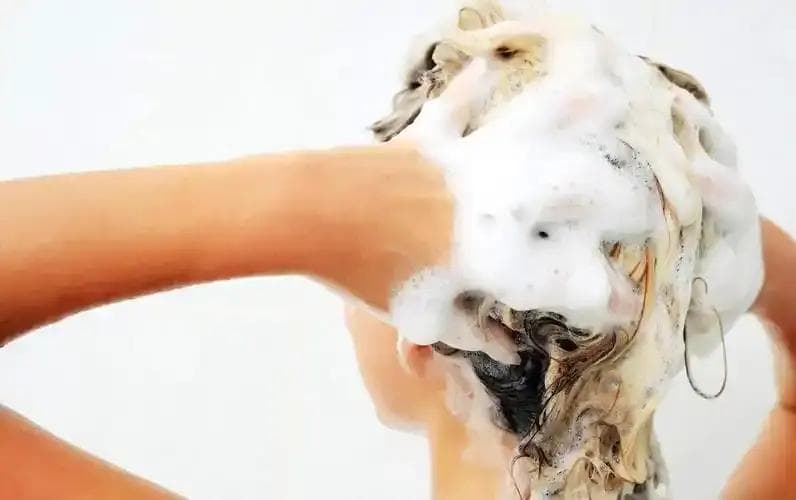 脑梗与洗头有关系？告诫:年关将至，中老年人，洗头要多注意几点