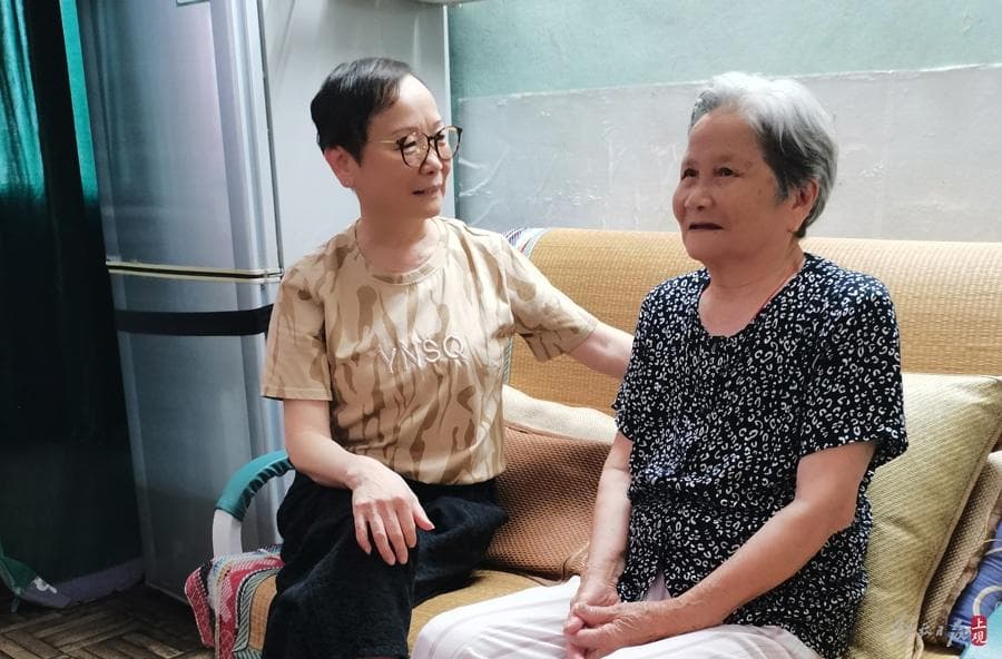 独居老人在家突发疾病、不慎跌倒，电话打给谁？谁来提供应急救助？