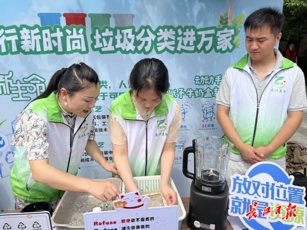 “牛奶喝完盒子别扔”，“金牌宣讲员”教居民变废为宝