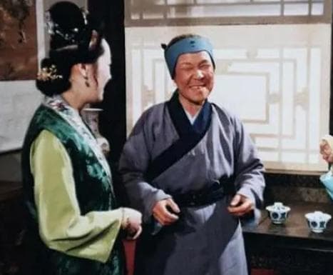 刘姥姥进贾府：低微者的参照与对比