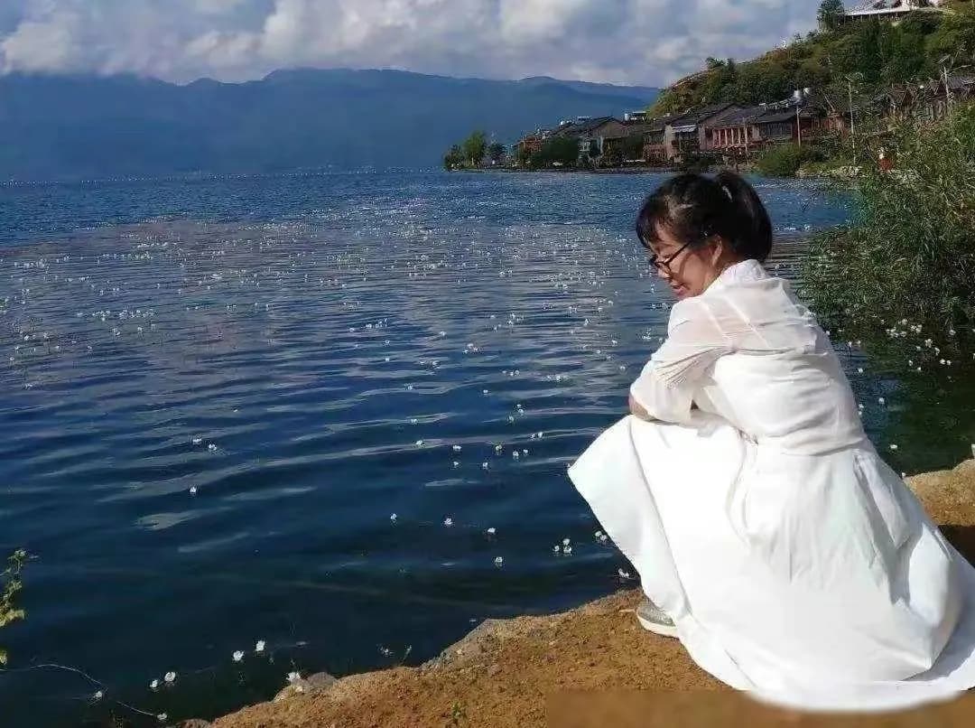 生命感悟与内心平衡的诗意之旅：余秀华诗歌赏析《一潭水》