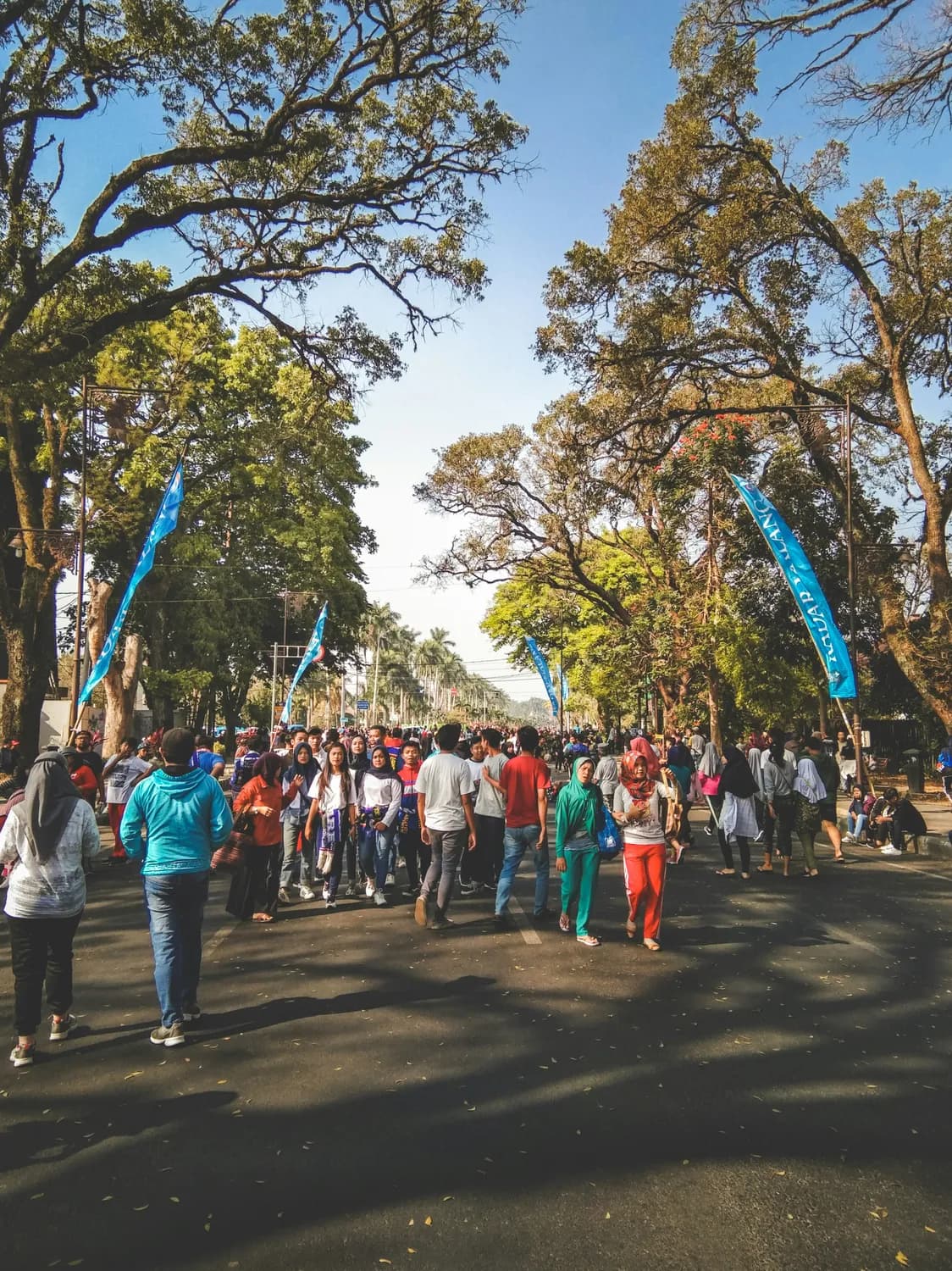 重庆大学城三中校园马拉松：1158人参与，书记校长领跑10公里