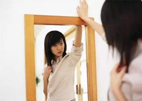 镜子里的自己要比真实的自己好看30%，真的这样吗？